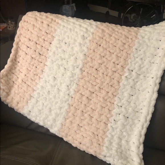 TAKING ORDERS NOW I make chunky blankets , small 65.00, med 85.00, large 145.00 - Picture 16 of 16